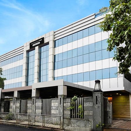 Super Townhouse Oak Alandur Near Chennai Airport Formerly Vijay Park Экстерьер фото