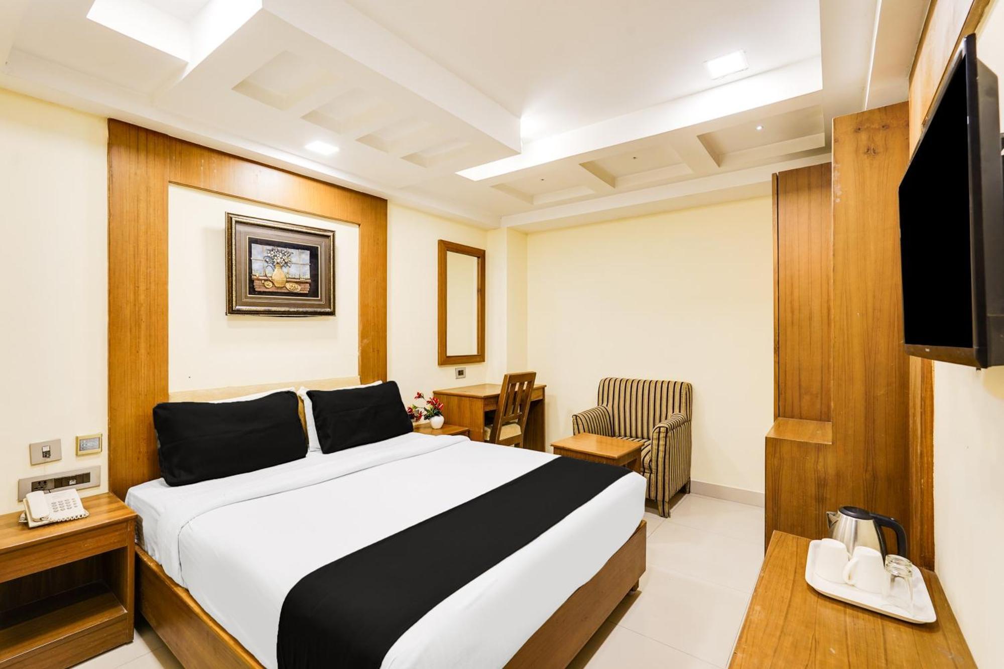 Super Townhouse Oak Alandur Near Chennai Airport Formerly Vijay Park Экстерьер фото
