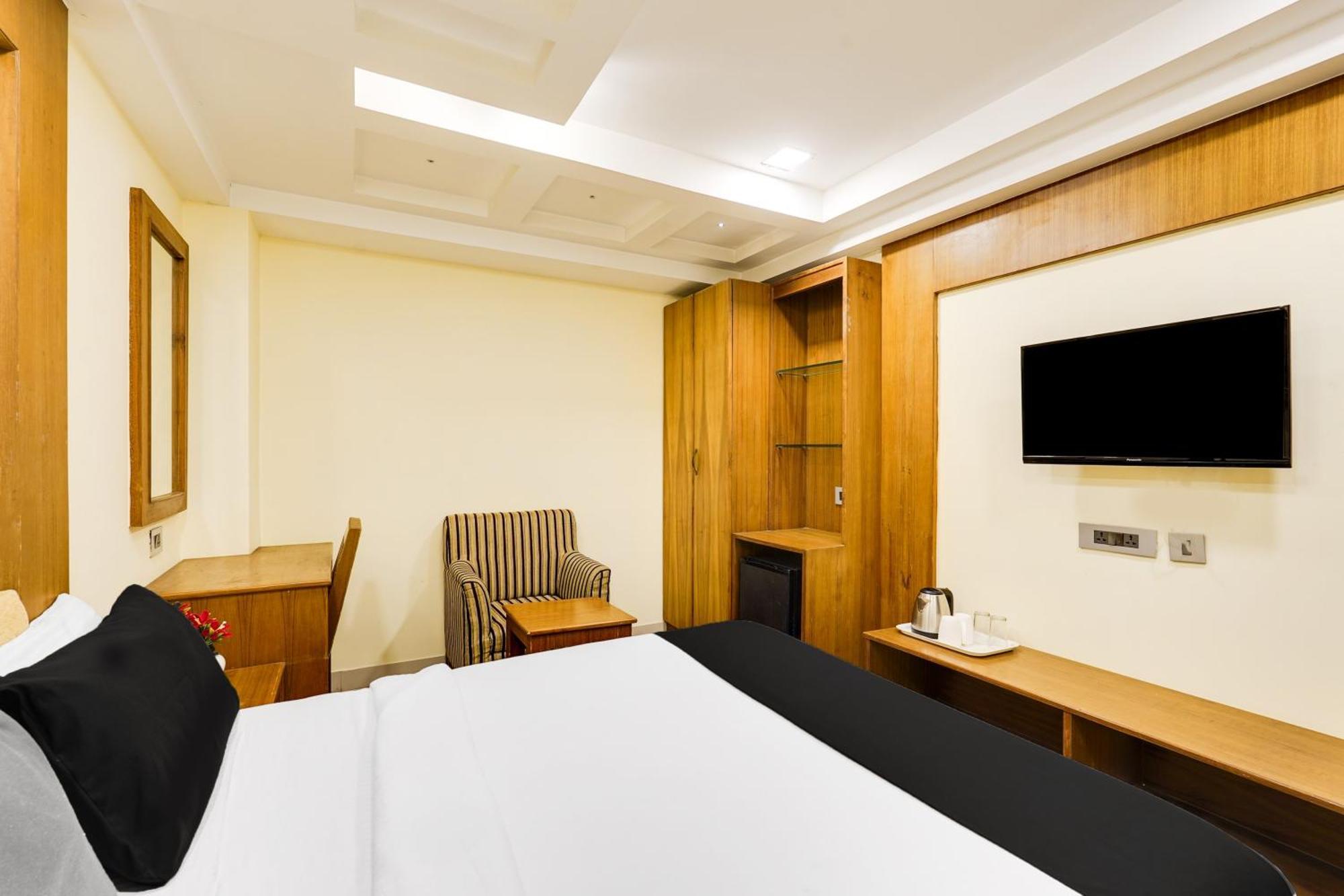 Super Townhouse Oak Alandur Near Chennai Airport Formerly Vijay Park Экстерьер фото